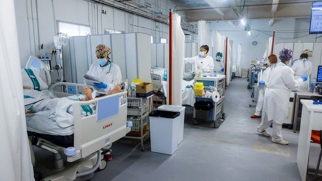 Personal sanitario del Hospital Parc Taulí de Sabadell (Barcelona) trabaja en la UCI para enfermos de covid, en una imagen de archivo / EFE