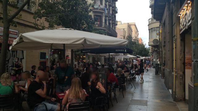 Terrazas de la calle Blai denunciadas por la federación de asociaciones vecinales / FAVB
