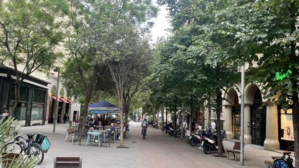 La calle Enric Granados en el cruce con la avenida Diagonal / METRÓPOLI