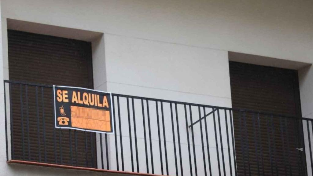 Cartel de se alquila en la terraza de una vivienda / Marta Fernández / Europa Press