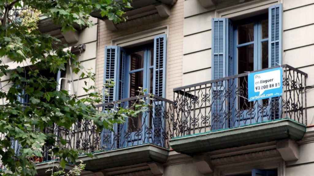 Cartell d'un habitatge de lloguer a Barcelona / ARXIU
