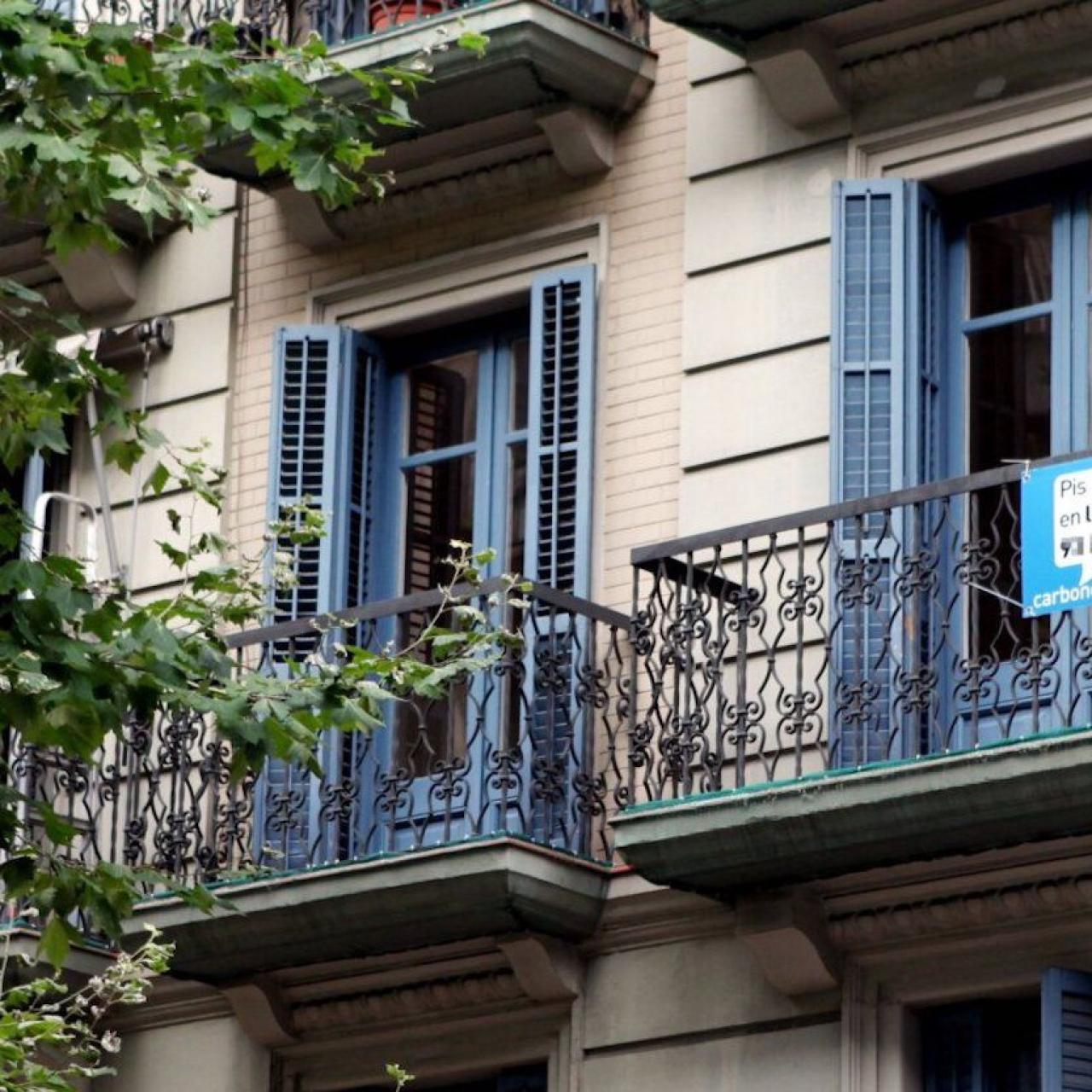 Cartell d'un habitatge de lloguer a Barcelona / ARXIU