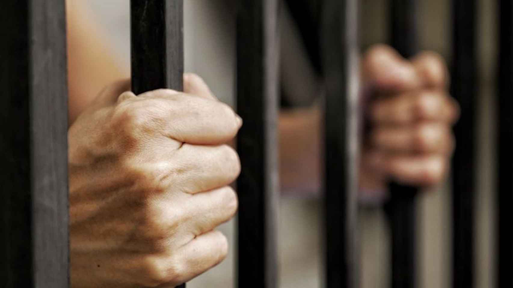 Un preso en el interior de su celda en la cárcel