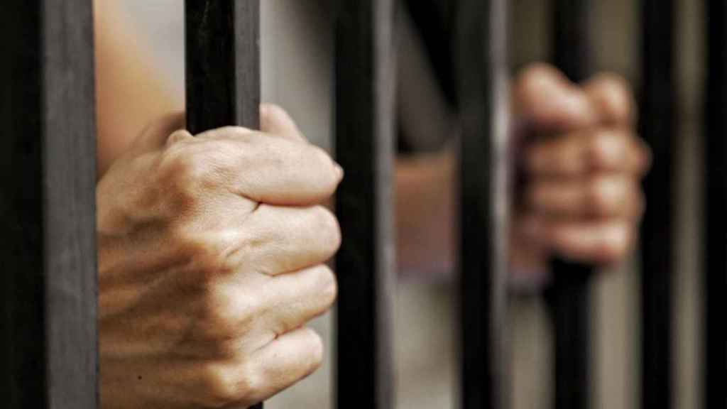 Un preso en el interior de su celda en la cárcel