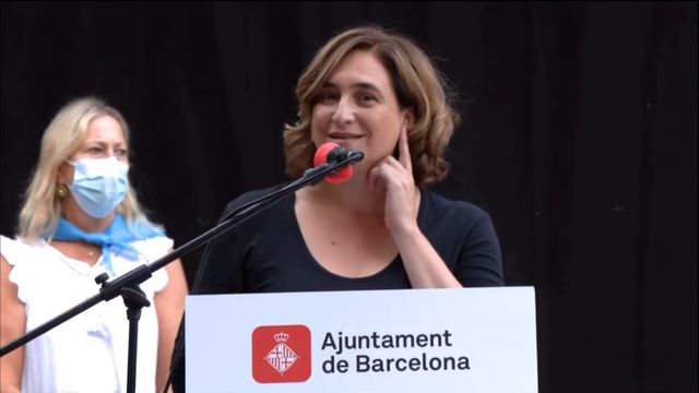 Colau durante el abucheo en la Fiesta Mayor de Sants / AJUNTAMENT DE BARCELONA