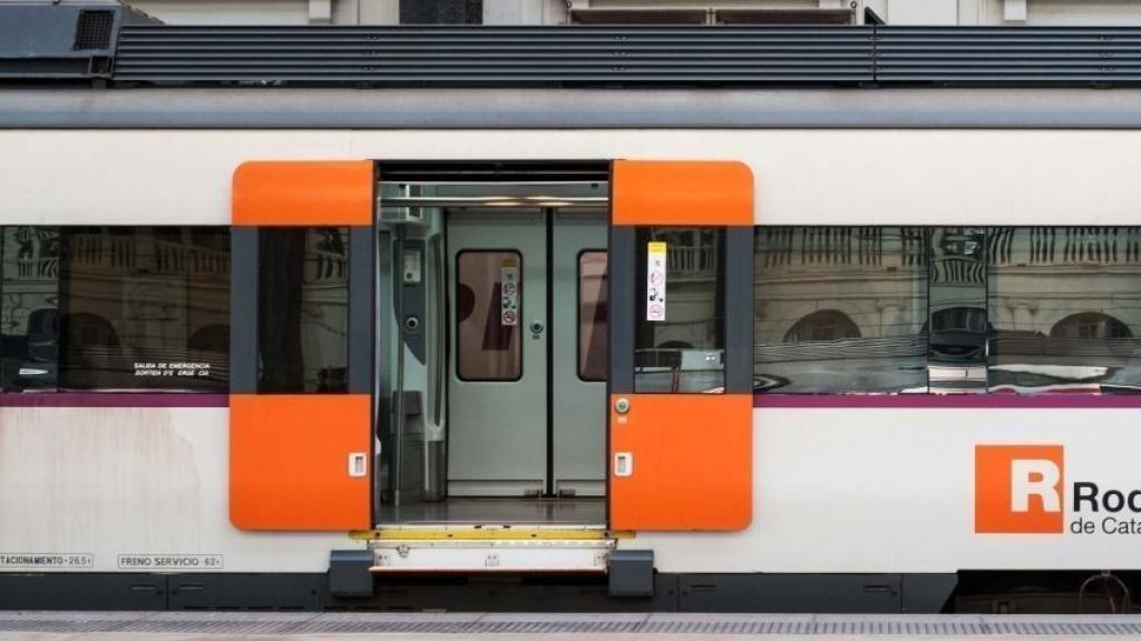 Tren de Rodalies detenido en una estación de Barcelona