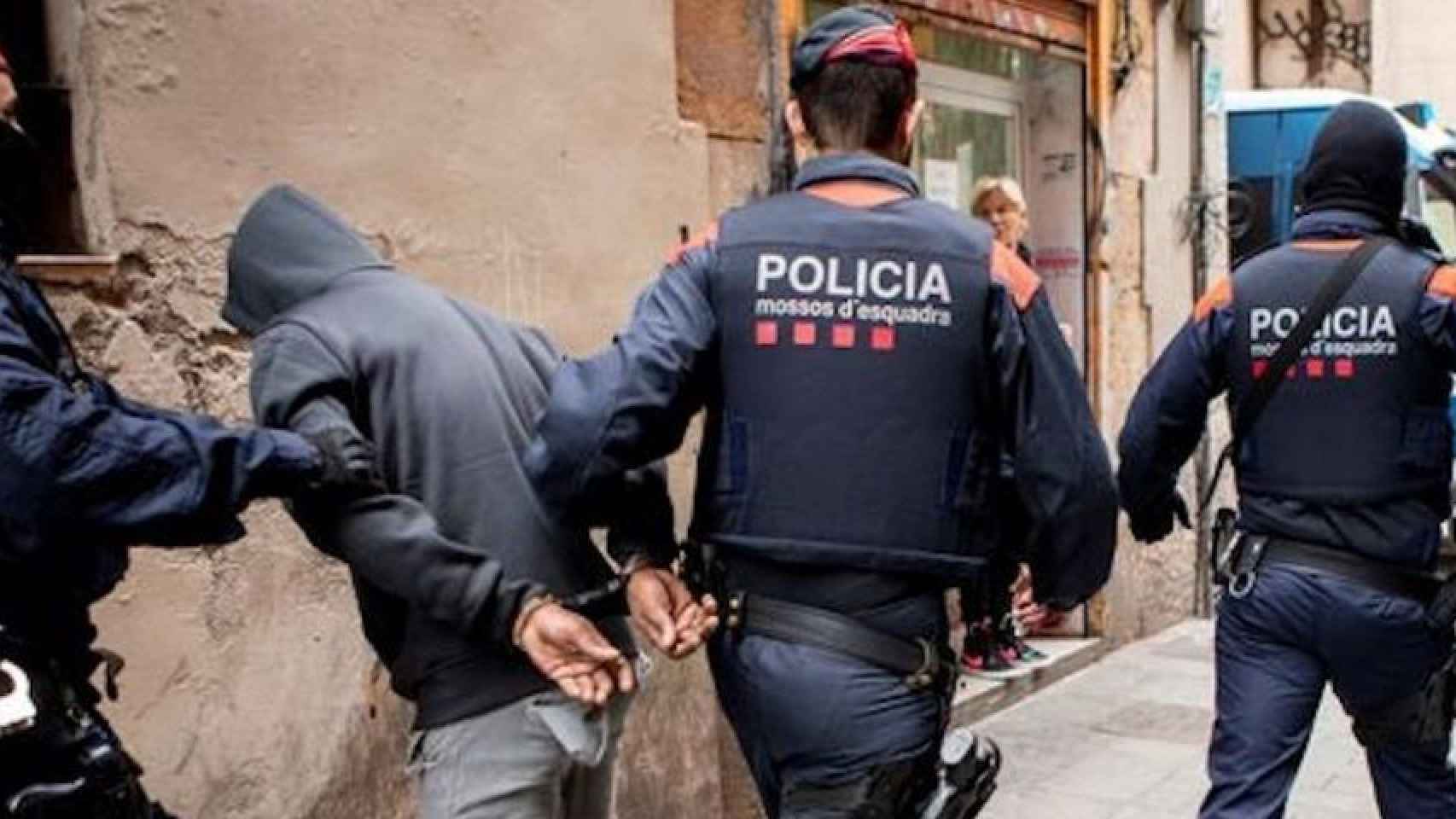 Los Mossos se llevan a un detenido en Barcelona