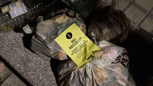 Basuras mal etiquetadas y no recogidas por el sistema 'Puerta a puerta' en el barrio de Sant Andreu / PABLO MIRANZO - MA