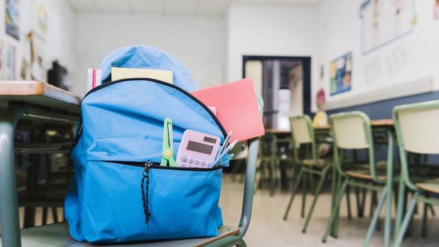 Una mochila en un aula, ahora que comienza el curso 2021-22 / EUROPA PRESS