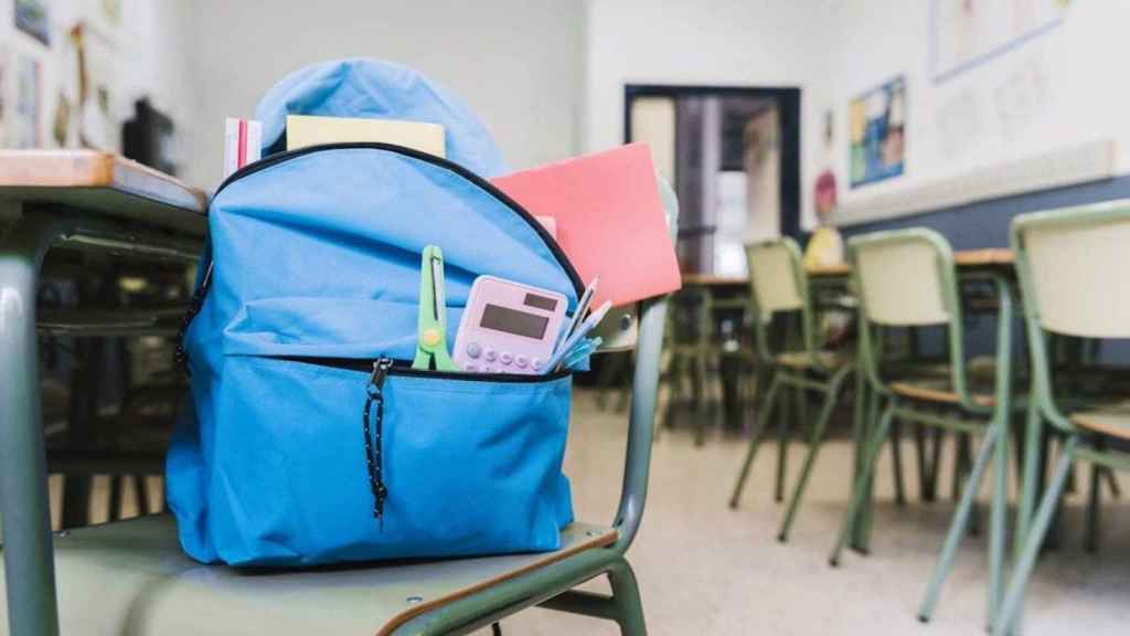 Una mochila en un aula