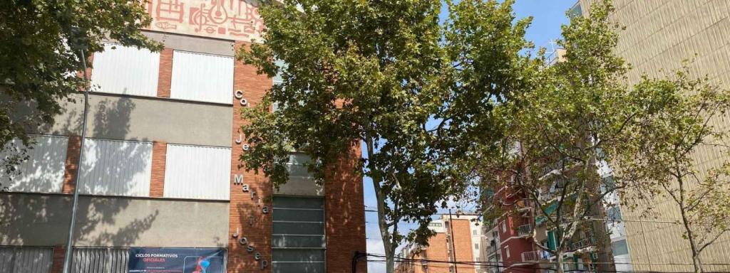 Exterior de la escuela Pare Manyanet Sant Andreu, a la que la familia de Kira acusa por acoso escolar a su hija / METRÓPOLI