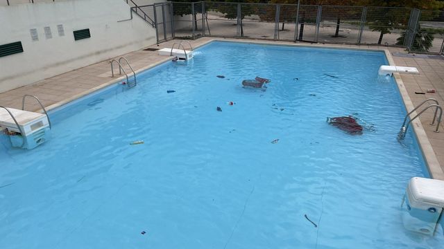 Un carro de la compra y otros objetos lanzados en una piscina de la UAB tras la fiesta ilegal / TWITTER