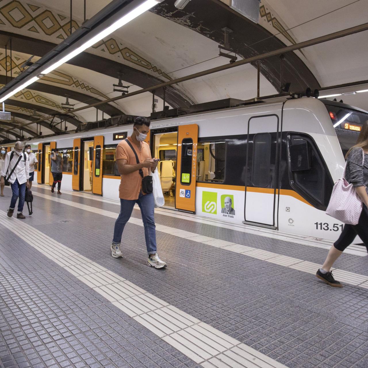 Diversos usuaris dels Ferrocarrils (FGC) en un andana de l'estació / FGC