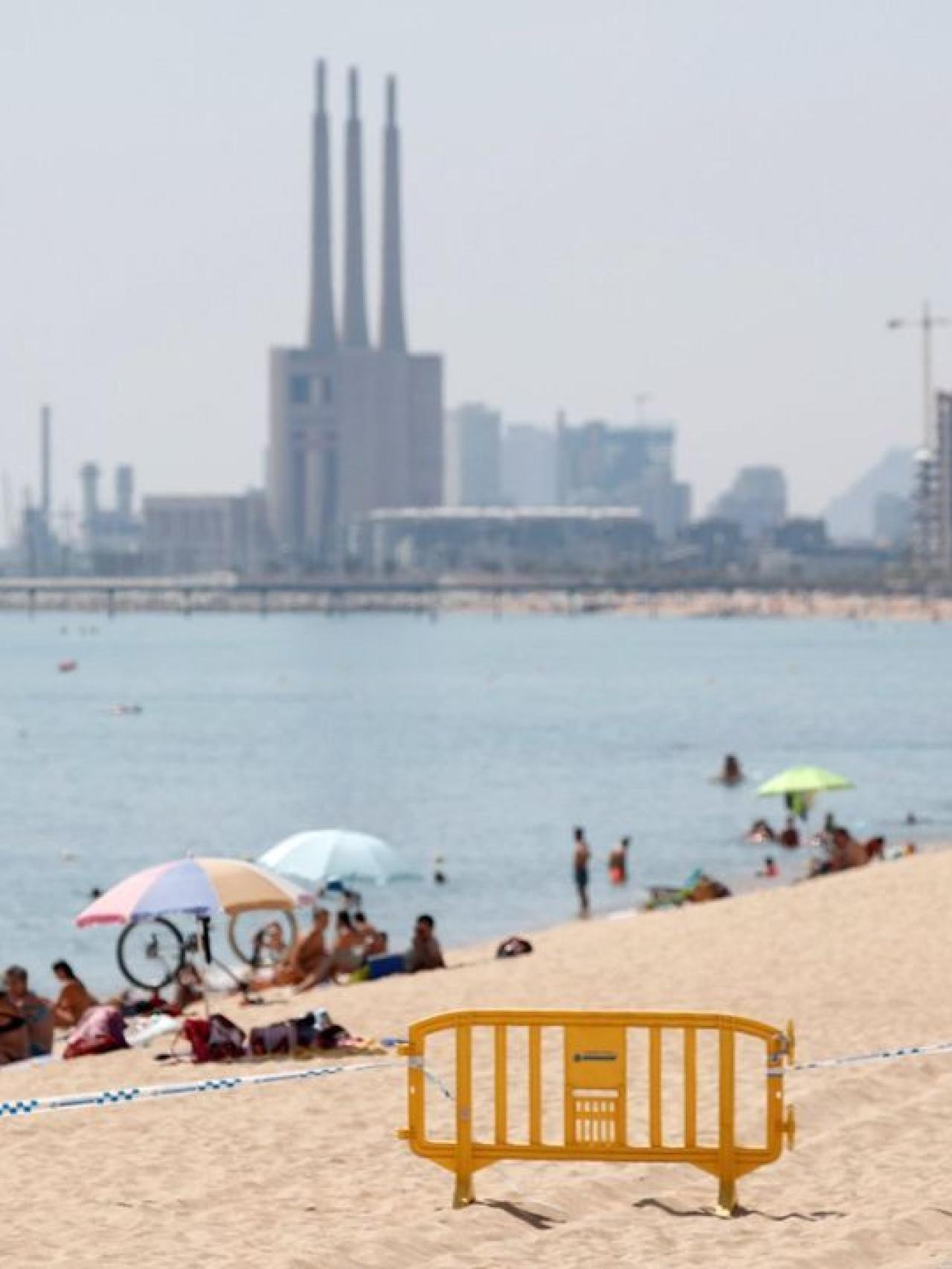 Imatge d'arxiu d'una platja de Badalona / EFE - Alejandro García