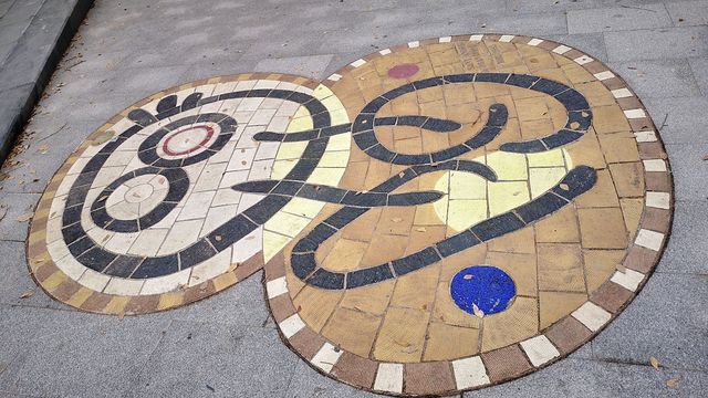 Mosaico del estilo Joan Miró en la plaza de la Pomera de Sant Andreu / INMA SANTOS