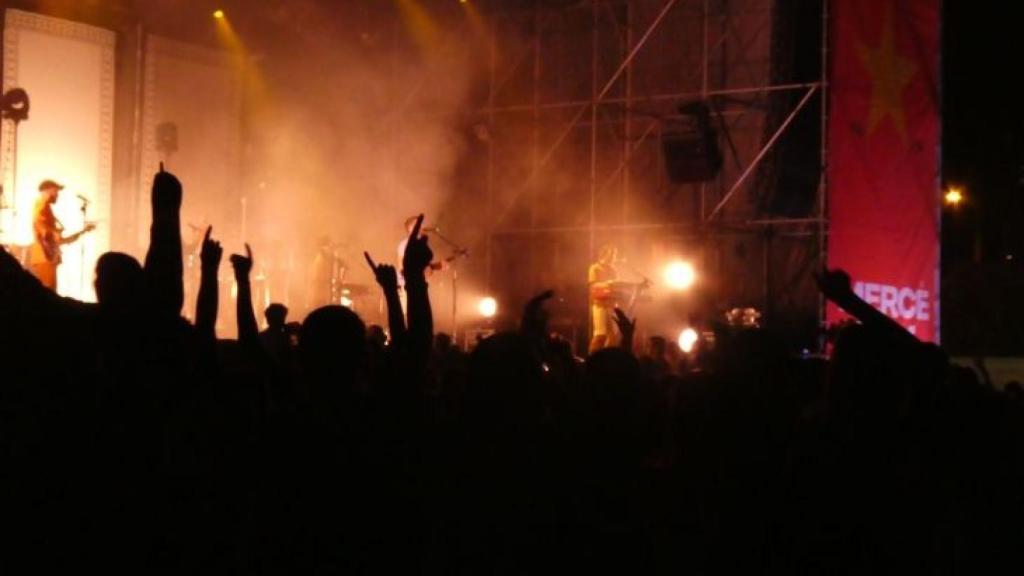 Una imatge del públic ballant durant el concert d'Oques Grasses / M.A