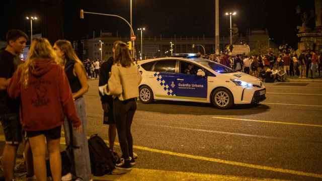 Un coche de la Guardia Urbana, uno de los cuerpos policiales que persigue los robos en Barcelona / EUROPA PRESS