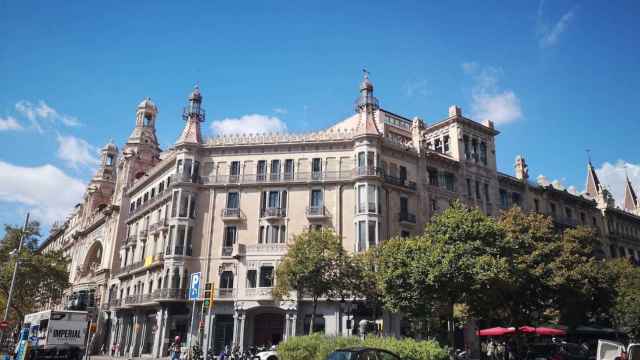 La Casa Pia Batlló, situada entre la Gran Via de les Corts Catalanes y la Rambla de Catalunya / INMA SANTOS