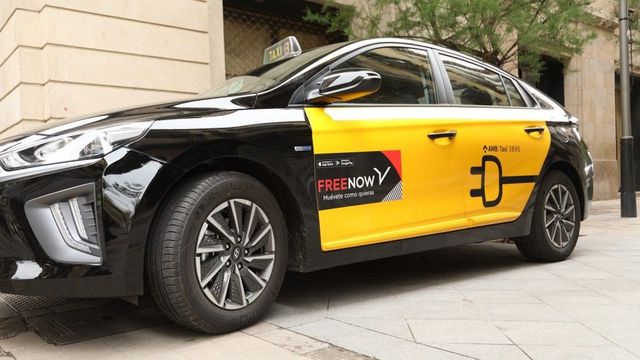 Taxi con adhesivo de Free Now en Barcelona / EUROPA PRESS