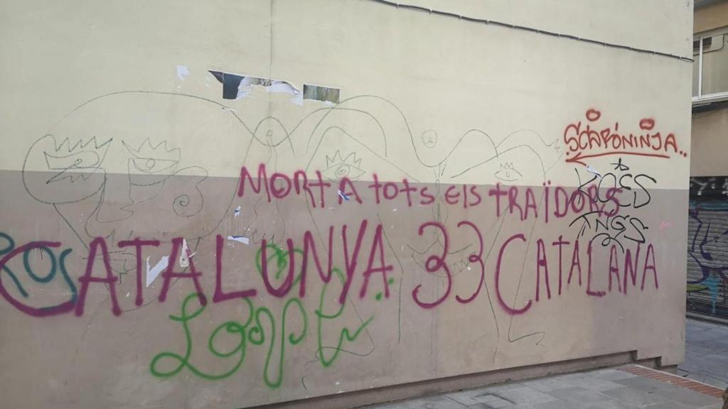 Aparece una pintada ultra e independentista en una plaza de Gràcia / METRÓPOLI