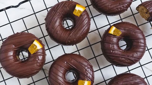 Múltiples donuts veganos de chocolate en una imagen de archivo
