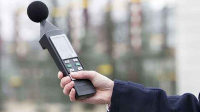 Una persona calcula la contaminación acústica con un sonómetro en Barcelona / ARCHIVO