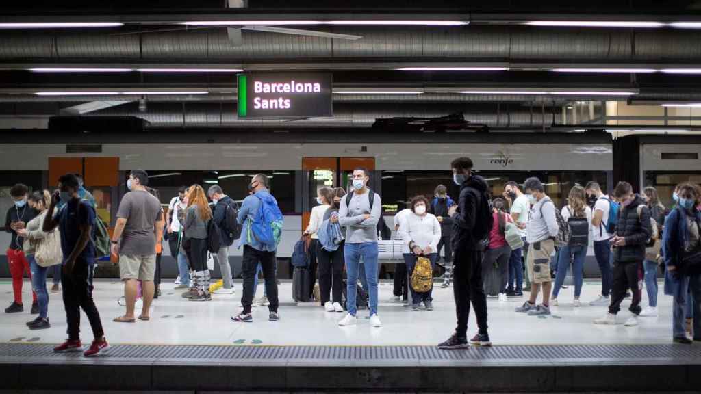 Pasajeros esperan un tren de Rodalies en la estación de Sants de Barcelona