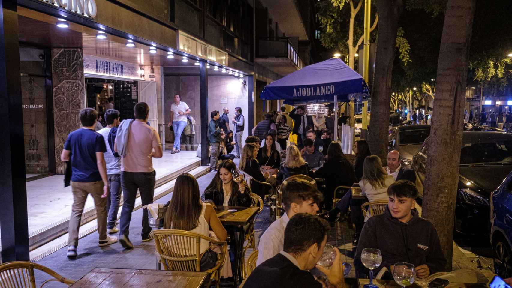 Terrazas llenas en la calle de Tuset en una imagen de archivo / PABLO MIRANZO