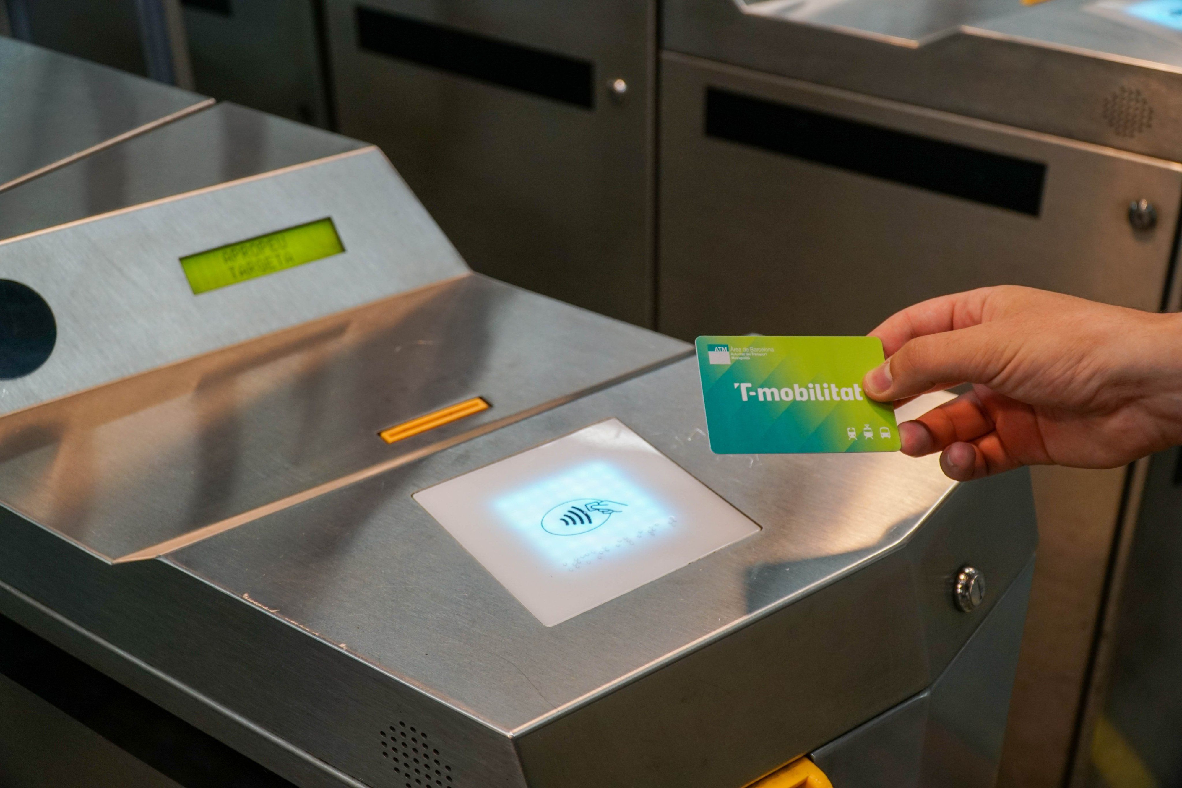 Un usuario utiliza una tarjeta de la T-Mobilitat / ATM