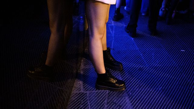 Una chica espera para entrar en una discoteca / PABLO MIRANZO