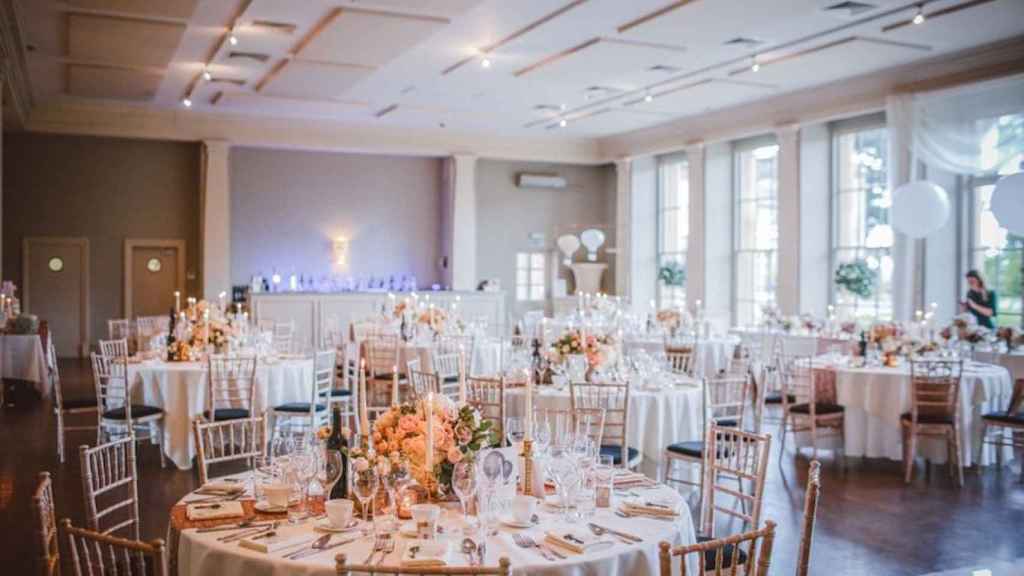 Imagen de recurso del banquete de una boda celebrada en Barcelona / UNSPLASH