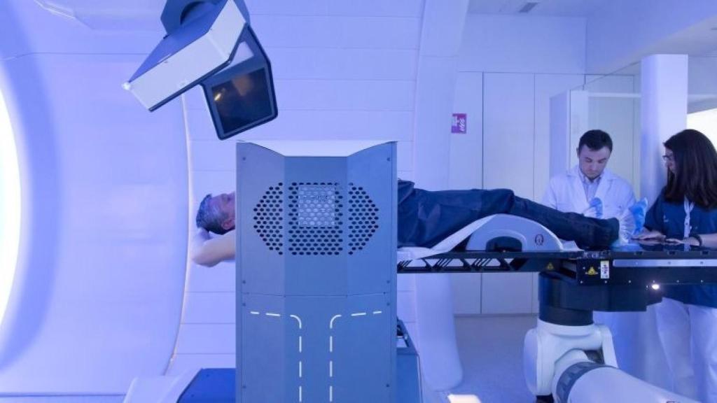 Un pacient de càncer es tracta amb protonteràpia / QUIRÓNSALUD