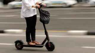 Usuaria en uno de los patinetes eléctricos / EFE