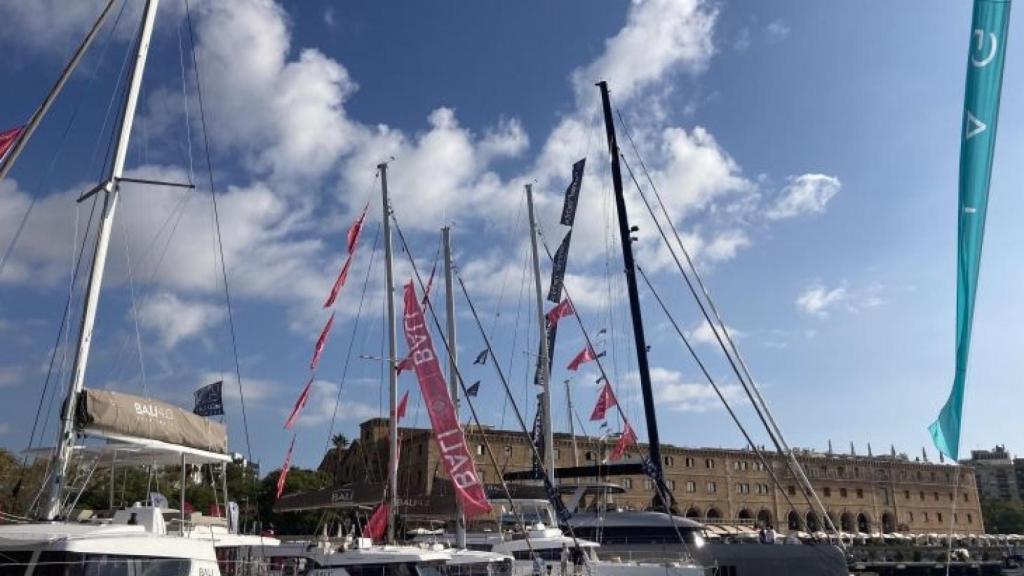 'Alas' de un barco amarrado en un puerto / SALÓN NÁUTICO