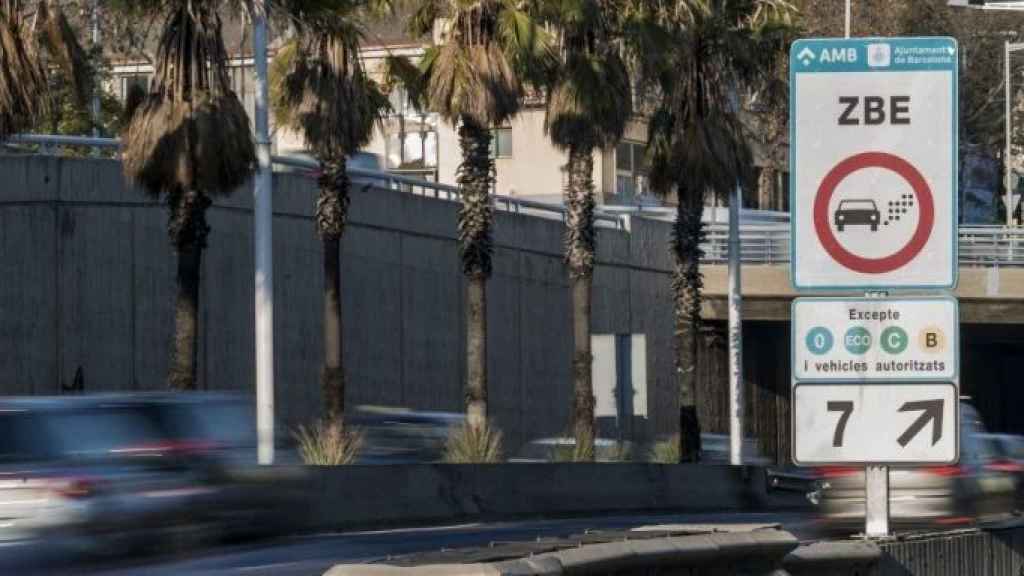 Cartell de la ZBE en una sortida de la Ronda de Dalt
