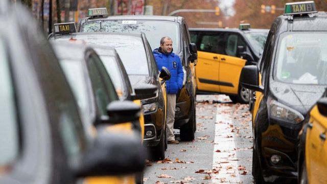 Colectivo de taxistas de Barcelona durante una manifestación en el centro de la ciudad / EFE
