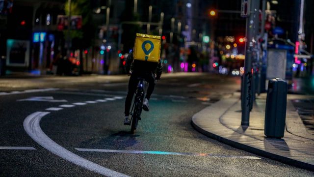 Un repartidor de Glovo  se dirige en bicicleta a su destino / EUROPA PRESS