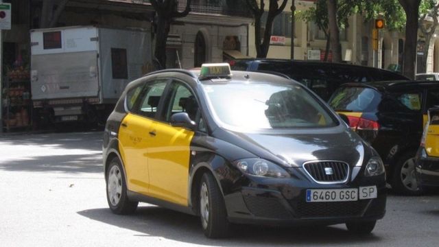 Taxis estacionados en una calle de Barcelona / EP