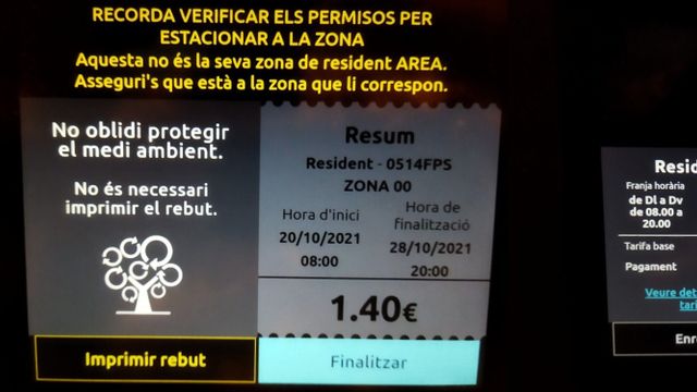 Dos tíquets digitales en un parquímetro de Barcelona, este martes: el de la izquierda, tras hacer el pago para el área verde de residentes; en el de la derecha, la