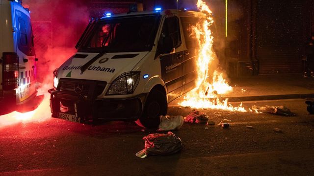 Queman una furgoneta de la Guardia Urbana de Barcelona durante la manifestación de Barcelona en apoyo a Pablo Hasel / LORENA SOPENA - EUROPA PRESS