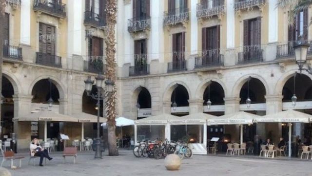 Terrazas de la plaza Reial, en el distrito de Ciutat Vella, en diciembre / METRÓPOLI - JORDI SUBIRANA