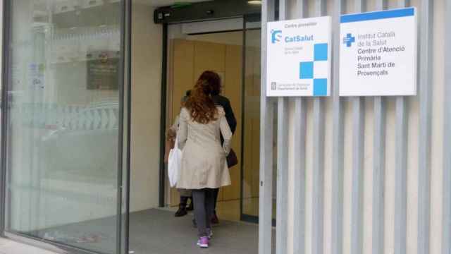 Una persona entrando en un CAP en una imagen de archivo / AYUNTAMIENTO DE BARCELONA