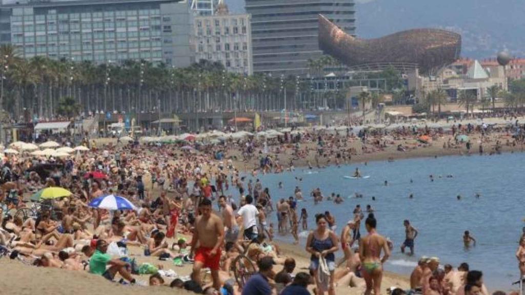 La playas de Barcelona saturada de turistas