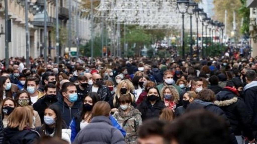 Ambiente de compras de Navidad en el centro de Barcelona un día festivo de diciembre / EFE