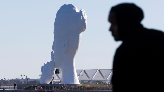 Operarios trabajan en la instalación de 'Water's soul', la última obra de Jaume Plensa frente a la isla de Manhattan / EFE