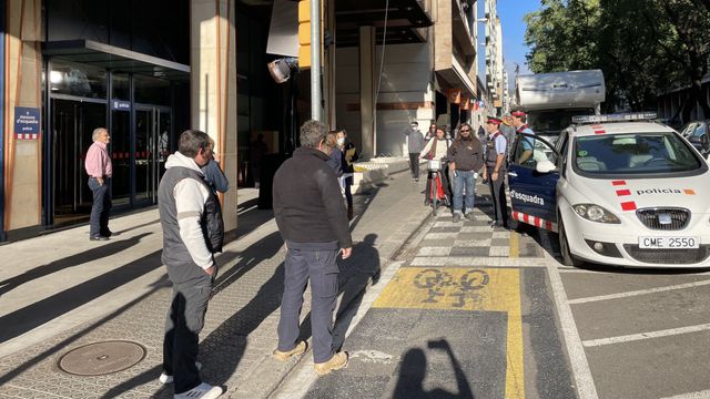 Filmación de la serie alemana 'Der Barcelona Krimi' en la comisaría falsa de la Via Augusta / METRÓPOLI