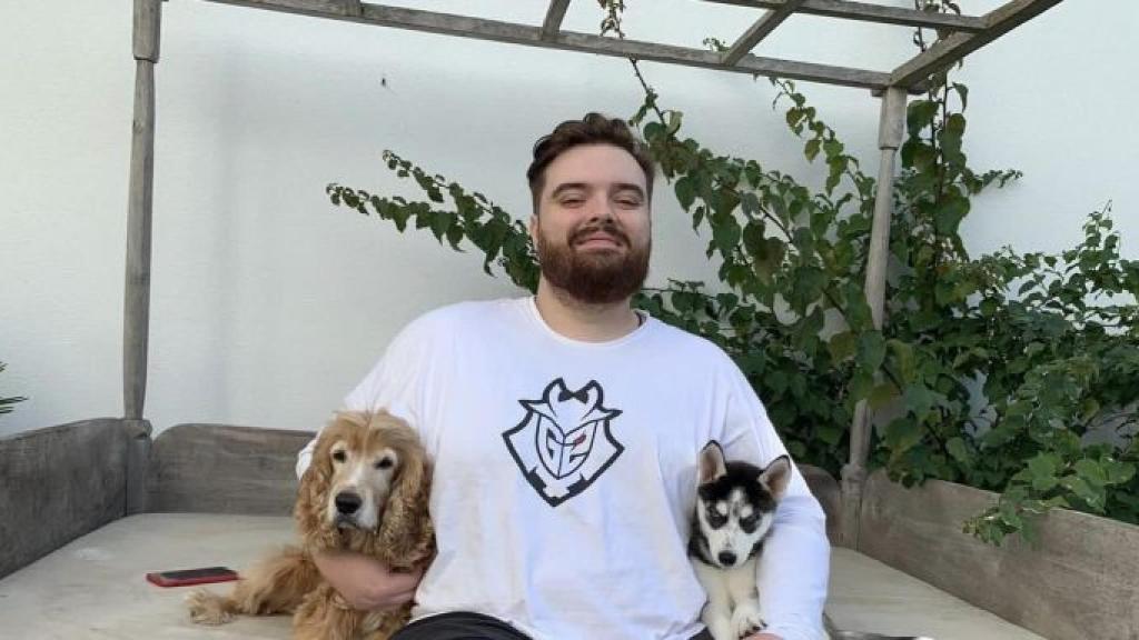 Ibai acompanyat dels seus dos gossos el 2020 / IBAI LLANOS