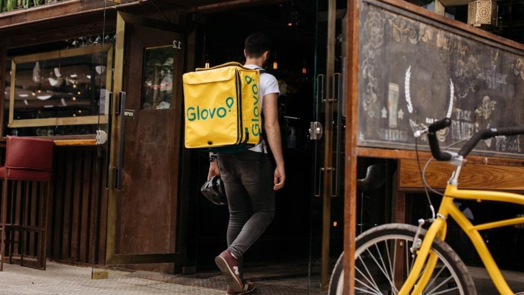 Un repartidor de Glovo entrant en un establiment