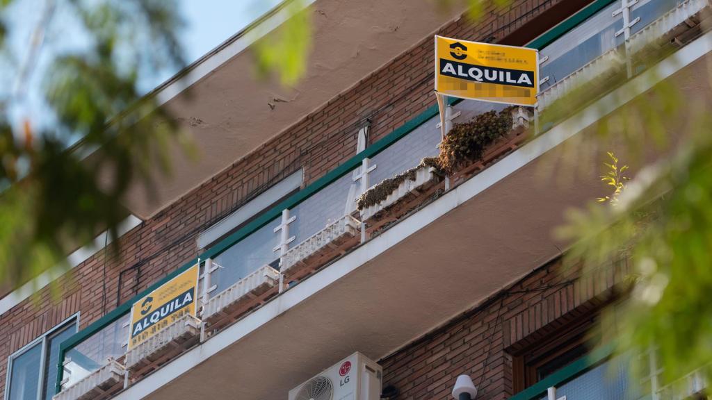 Cartel de alquiler en una vivienda de Barcelona