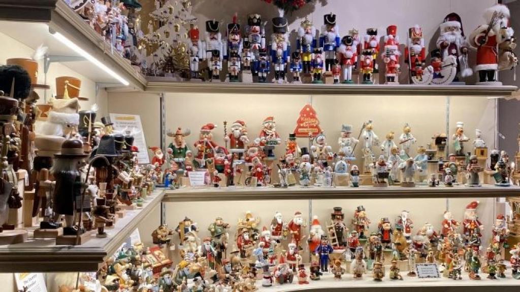 Distintas figuras en la mejor tienda de Navidad de Barcelona / METRÓPOLI